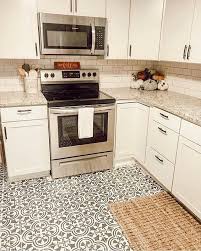 Diy Painted And Stenciled Kitchen Floor Makeover Ideas On A Budget Using Easy To Use Tile Sten Kitchen Floor Tile Patterns Patterned Kitchen Tiles Diy Flooring