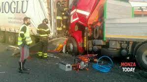 Due persone sono state stabilizzate dal personale sanitario una persona è morta e due sono rimaste ferite in uno scontro tra un'auto e un camion sul passante dell'autostrada a4 al km 401. Incidente Autostrada A4 Agrate Oggi Morto 9 Marzo