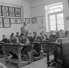 1953 στο σχολείο.. τα πρόλαβα αυτά τα παλιά θρανία και τους αγωνιστές του '21 στους τοίχους.