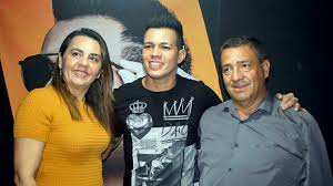 Além de vitor, pouco se sabe sobre os membros da família estendida de fernandes, incluindo seus avós paternos, bem como o avô materno e a avó. Show Com Vitor Fernandes Lotou O Centro De Iguaracy Em Plena Terca Feira Na Festa De Janeiro Prefeitura De Iguaracy Pe