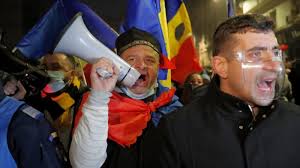 Câţi români au ieşit la protestele #rezist din bucureşti. Hundreds Protest Hospital Fire In Romania Demand Health Minister To Resign Euractiv Com