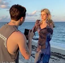 Get the list of nicola peltz's upcoming movies for 2021 and 2022. Nicola Peltz Schlupft In Ein Kleid Mit Klassischem Kunstdruck Als Sie Bei Einem Strandshooting Fur Brooklyn Beckham Posiert Aktuelle Boulevard Nachrichten Und Fotogalerien Zu Stars Sternchen