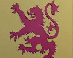 Das eigentliche königliche wappen schottlands ist zeigt in goldenem schild einen blaubewehrten roten löwen innerhalb eines doppelten roten lilienbordes. Schottland Wappen Etsy