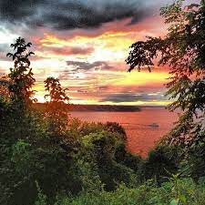 The Most Famous Spot In Sea Cliff To Watch Breathtaking Sunsets Year Round Is At Veteran S Memorial Sunset Park Located At The Sea Cliff Ocean Grove Sunset
