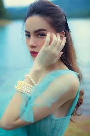 Trang facebook cá nhân của cô thường ít khi khoe ảnh xinh đẹp, sang chảnh của mình như thường thấy trên các trang cá nhân của những người đẹp, mà thường là ảnh cô tập luyện yoga, chạy bộ và cả những trang viết tay. X 9l624lnh99am