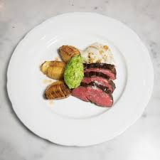 Här hittar du alla våra recept som innehåller dovhjort. Ytterfile Med Hasselbackspotatis Ramslokssmor Picklad Fankal Glantans