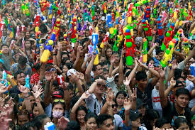 Thailand's largest island is a total. Yuk Lihat Keseruan Warga Thailand Main Air Untuk Buang Sial