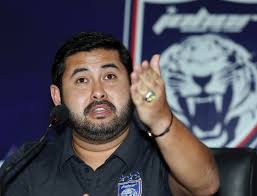 Tunku mahkota johor, tunku ismail sultan ibrahim menyaksikan perlawanan bola sepak bersama david beckham dan mesut. Tunku Ismail Ready To Splash The Cash For The Best Imports