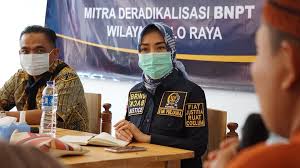 Para buruh yang bekerja di pt alpen food industry (afi) selaku produsen es krim aice melakukan mogok kerja hingga berujung terkena pemutusan hubungan kerja (phk). Reses Di Solo Anggota Dpr Eva Yuliana Kunjungi Usaha Mantan Napiter Suluh Sumatera