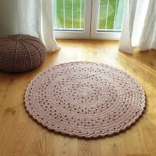 Filzen galt lange zeit als unmodern und verstaubt, doch mittlerweile sind immer mehr junge menschen auf der suche nach filzanleitungen. Anleitung Hakelteppich Alice