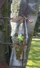 Drahtkorbchen Schone Dekoration Im Garten In 2020 Hasendraht Dekoration Drahtkorb