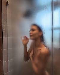Vitória Strada aparece nua em cliques no chuveiro