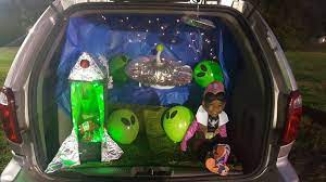 Easy Trunk Or Treat Diy Alien Landing Diy Halloween Decorations Halloween Car Decorations Trunk Or Treat