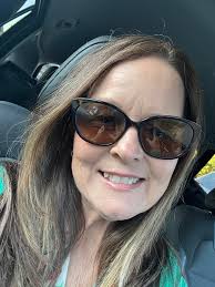 Has anyone had any trouble wearing contacts or getting contacts that fit  properly?