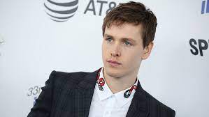 On fait les présentations avec l'acteur australien. Malefique 2 Tout Ce Que L On Sait De La Suite Tant Attendue