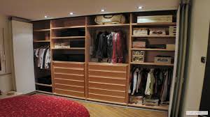 Ante scorrevoli a binario singolo sospeso, disponibili con specchio o in vetro laccato in varie colorazioni: Gm Wardrobe La Cabina Armadio Ad Apertura Totale