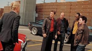 Prezenta producție aduce în prim plan îndragitele mașini mini cooper, acestea fiind folosite pentru urmăriri incredibile, pe aleea. Jaf In Stil Italian Netflix