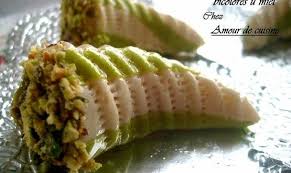 Corne De Gazelle Bicolore Au Nakache Gateau Algerien Amour De Cuisine Recette Corne De Gazelle Nourriture Marocaine Alimentation