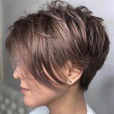 Il colore biondo platino è in contrasto con la base scura. Capelli Corti Con Ciuffo Laterale Una Fotogallery Tutta Per Te