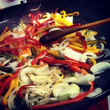 Aprende a preparar cuscús con verduras salteadas con esta rica y fácil receta. Verduras Salteadas Al Disco Comida Recetas Para Cocinar Verduras Salteadas
