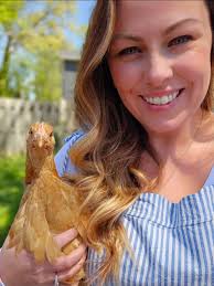 Helen has been feeling a little broody! Can't wait to see how many chicks  hatch out of her loot! ❤️❤️🐓🐓
