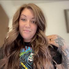 Who is a good hair stylist in Vacaville for vibrant colors and root  touch-ups?