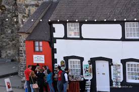 Es wurde zwischen zwei schon existierende häuser gebaut. Besuch Im Walisischen Conwy Die Weltenbummler