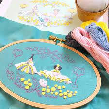 毎年思い出さないのに 今年は何故か早めに思い出したので 初のお雛様刺繍しています ミモザとお雛様です ネットストアでキットとして販売予定です みなさんの制作時間と飾る時間を考えると結構ギリギリなのかも 刺繍 手刺繍 刺しゅう ハンドメイド