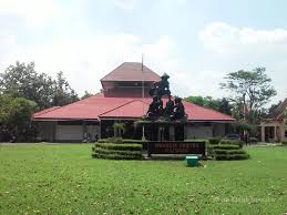 Museum ini memiliki koleksi berbagai macam peralata mesin dan kali ini beralih ke wahana permainan air yang mana letaknya juga masih ada di kudus. Berapa Harga Masuk Musium Leretek Laco Blog
