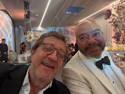 The enormous Flowers married Daniela. It was a nice party! Beautiful site  to be! And just around the corner.... paulofloresmusic ,many  congratulations!!