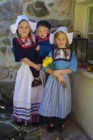 See more ideas about dutch clothing, traditional outfits, dutch. Mccall S Girls Dutch Costume 1585 Pattern Review By Kamisue2 Dutch Clothing Costumes Around The World Dutch Girl