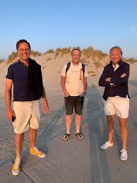 Rutte En Kelder Op Doodnormale Vakantiefoto Tweet Van Bert Jan Vanaf Terschelling Maakt Veel Los Binnenland Ad Nl