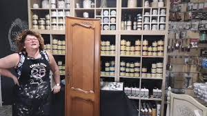 Inutile de prévoir la peinture de ce meuble tout en zappant cette étape. Ib Deco Peindre Du Merisier Vernis Avec Les Peintures