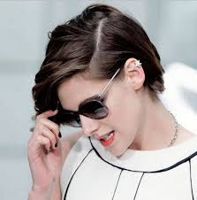 2017 Kristen Stewart Side Part Medium Pixie Hairstyles With Bangs Kristen Stewart Hair Kristen Stewart Short Hair Kristen Stewart