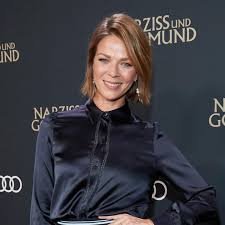 She is an actress, known for romy (2009), nichts bereuen (2001) and buddenbrooks (2008). Jessica Schwarz Die Schauspielerin Ist Wieder Vergeben Gala De