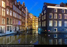 Das werk haus premium collection is a cumulation of some of our favourite designs. Nacht Typisch Hollandisches Haus Amsterdam Stockfoto 19074243 Bildagentur Panthermedia