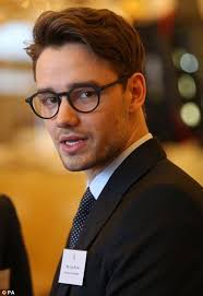 Queen S Leaders Ceremony Begins At Buckingham Palace Daily Mail Online Liampayne Queen S Leaders Ceremony Begins At Buck Liam Payne One Direction Liam James