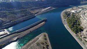 Atatürk barajı, adıyaman ve şanlıurfa illeri arasında, fırat nehri üzerinde kurulu olup, enerji ve sulama amaçlıdır. Ataturk Baraji Maliyetinin 6 Kati Gelir Getirdi