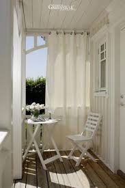 Kiva Idea Tuon Verhon Voisi Toteuttaa Esim Suihkuverhosta Kestaisi Sateet Ja Tuulet Balcony Decor Small Balcony Decor Apartment Balcony Decorating