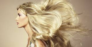 Versare il composto in un dosatore spray e applicare il prodotto sui capelli sporchi trattandoli . Come Schiarire I Capelli In Modo Naturale Vivo Di Benessere