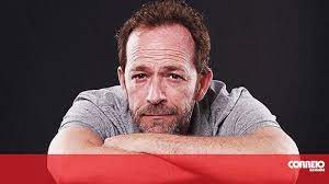 A notícia foi avançada pelo tmz. Ator Luke Perry De Beverly Hills 90210 Morre Aos 52 Anos Mundo Correio Da Manha Entornointeligente