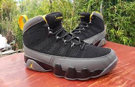 Christmas background with red ornament and ribbon on a black background. Air Jordan 9 Dark Charcoal University Gold Ct8019 070 Fastsole