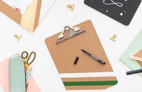 Bei leitz gibt es hochqualitative schreibtischartikel, die ihren alltag leichter und übersichtlicher machen. Diy Schreibtisch Accessoires Mit Spruhlacken Gestalten