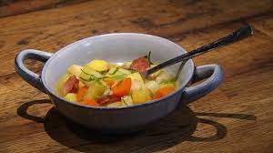 Kartoffeleintopf Mit Cabanossi Das Rezept Aus Essen Trinken Fur Jeden Tag