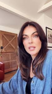 Beth Parton's Instagram, Twitter & Facebook