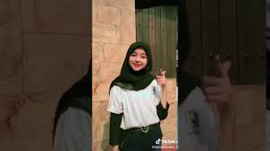 Baru baru ini netizen di hebohkan dengan adanya sebuah video kekerasan kepada seorang wanita yang di lakukan oleh beberapa orang pria. Yang Lagi Viral