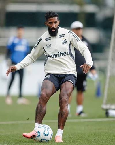 O primeiro treino do Rodinei no CT Rei Pel&eacute;. Vai pra cima deles! ⚪⚫ 📸 @raulbaretta_photo / Santos FC