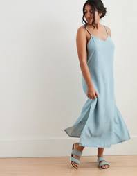 As malhas e os suéteres são ideais para os dias amenos ou para incrementar seu look nas temperaturas mais baixas. S7d2 Scene7 Com Is Image Aeo 7495 9960 401 Of