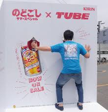 衝撃 片瀬江ノ島駅の顔ハメ看板に顔を突っ込む tube の前田さんがヤバい リアルすぎて完全にホラーッ ロケットニュース24 イソップ童話 虹 イラスト 顔