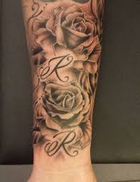 You don't even need a full sleeve tattoo to stand out, having a forearm tattoo can already make you look stunning. Fahitomo Rosen Tattoo Frau